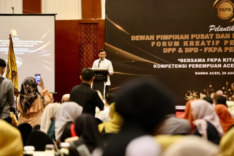 Wakil Gubernur Aceh, Fadhlullah, S.E., memberikan sambutan pada Pelantikan Pengurus DPP Forum Kreatif Perempuan Aceh (DPP-FKPA) di Hermes Palace Hotel, Banda Aceh, Jumat 29/8/2025 (Foto:Dok.Biro Adpim Setda Aceh)