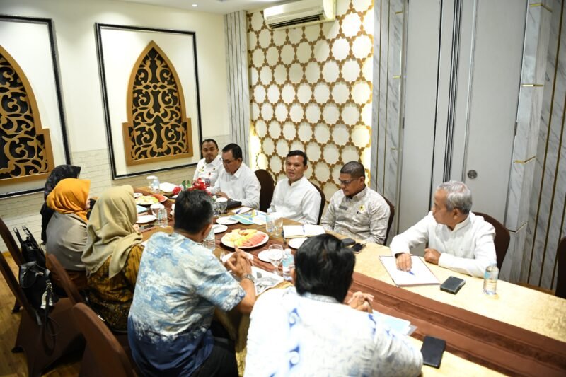 Wakil Gubernur Aceh, Fadhlullah, S.E., menerima kunjungan Silaturahmi komisioner Komnas HAM RI beserta rombongan di hotel Hermes, Banda Aceh, 29/08/2025 (Foto:Dok.Biro Adpim Setda Aceh)