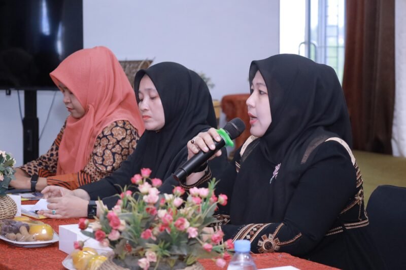 Plt Kepala Dinas Sosial Aceh Besar, Aulia Rahman, S.STP., M.Si menyampaikan laporannya pada Rakon LKKS di Gedung Dekranasda Aceh Besar, Gampong Gani, Kecamatan Ingin Jaya, Kamis (28/8/2025). FOTO/PROKOPIM ACEH BESAR