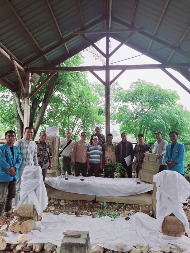 Sekretaris Disdikbud Aceh Besar Fakhrurrazi SE bersama Tim Badan Pelestarian Kebudayaan Provinsi Aceh survey Makam Maharaja Gurah, Gampong Gurah, Kecamatan Peukan Bada, Kamis (28/08/2025).FOTO/ MC ACEH BESAR