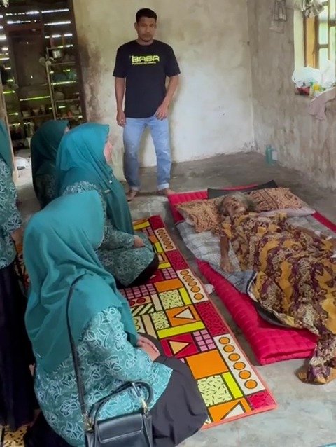 Ketua TP PKK Aceh Besar, Hj. Rita Mayasari menyambangi rumah Halimah (76 tahun) warga gampong Lam Geu Eu Kecamatan Peukan Bada, Kamis (28/8/2025). FOTO/MC ACEH BESAR