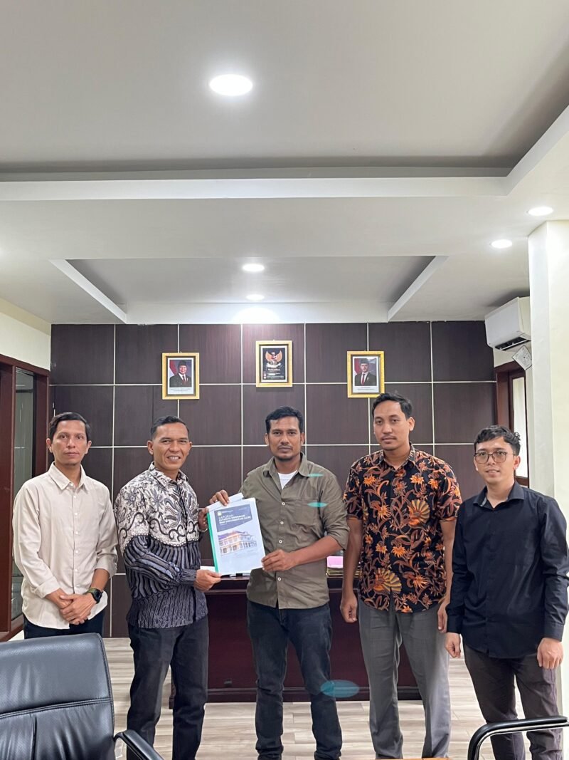 Tim PPID Pemkab Aceh Besar menyerahkan LLID kepada Ketua Bidang Edukasi, Sosialisasi, dan Komunikasi Publik KIA, M Nasir, di Kantor KIA, Geuceu Komplek, Kecamatan Banda Raya, Kota Banda Aceh, Kamis (28/8/2025). FOTO/ MC ACEH BESAR