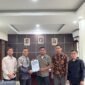 Tim PPID Pemkab Aceh Besar menyerahkan LLID kepada Ketua Bidang Edukasi, Sosialisasi, dan Komunikasi Publik KIA, M Nasir, di Kantor KIA, Geuceu Komplek, Kecamatan Banda Raya, Kota Banda Aceh, Kamis (28/8/2025). FOTO/ MC ACEH BESAR