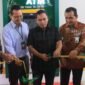 Wali Kota Lhokseumawe, Dr Sayuti Abubakar didampingi Pimpinan Cabang Bank Aceh Syariah Lhokseumawe Jamaluddin dan Plt Sekda, A Haris, MSi serta asisten dan Wakil Pimpinan BAS, meresmikan ATM Drive Thru pertama di Taman Riyadhah., Kamis 31/7/2025 (Foto:Dok.Bank Aceh Syariah)