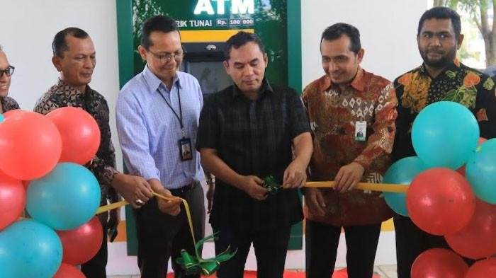 Wali Kota Lhokseumawe, Dr Sayuti Abubakar didampingi Pimpinan Cabang Bank Aceh Syariah Lhokseumawe Jamaluddin dan Plt Sekda, A Haris, MSi serta asisten dan Wakil Pimpinan BAS, meresmikan ATM Drive Thru pertama di Taman Riyadhah., Kamis 31/7/2025 (Foto:Dok.Bank Aceh Syariah)