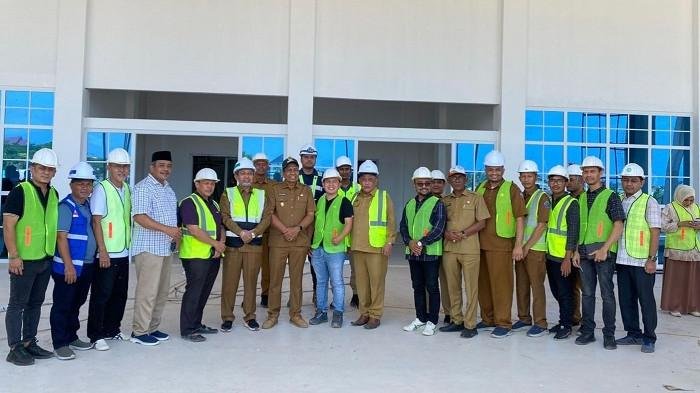 Kunker Dapil DPR Aceh melakukan foto bersama dengan Bupati Pijay dan unsur dinas terkait pada gedung utama arena MTQ Aceh ke 37 di Komplek perkantoran Bupati Pijay, Kamis 7/8/2025 (Foto :Dok.Ist)