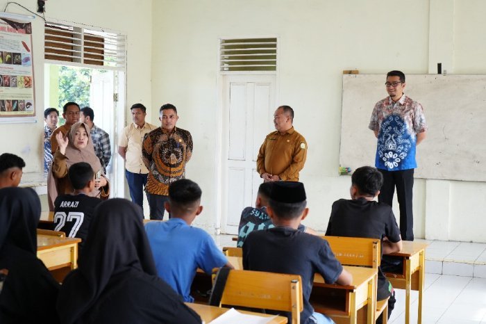 Kepala Dinas Pendidikan Aceh, Marthunis, S.T., D.E.A., meninjau pelaksanaan MPLS di empat sekolah unggulan Aceh Tengah dan Bener Meriah guna memberi motivasi kepada siswa baru menyambut tahun ajaran 2025/2026,Rabu 30/7/2025 (Foto:Ist)