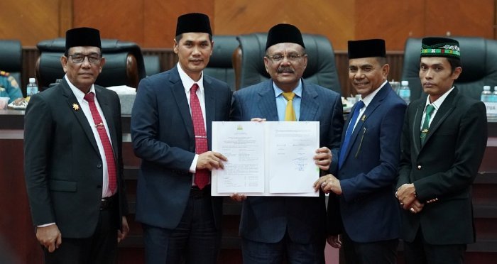 Gubernur Aceh yang diwakilkan plt. Sekda Aceh M. Nasir menyatakan pendapat akhirnya bahwa seluruh masukan dan rekomendasi dari DPRA akan ditindaklanjuti sebagai bagian dari komitmen Pemerintah Aceh dalam mewujudkan tata kelola keuangan yang transparan, akuntabel, dan berdampak langsung bagi masyarakat Kamis 31/7/2025 (Foto:Dok.Ist)