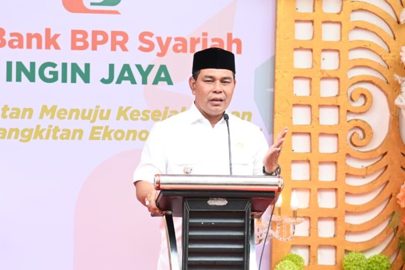 Bupati Aceh Besar, H Syech Muharram Idris memberi sambutan pada acara Grand Opening Kantor PT BPR. Syariah Ingin Jaya di Lambaro, Kecamatan Ingin Jaya, Aceh Besar, Senin (1/09/2025). FOTO/MC ACEH BESAR