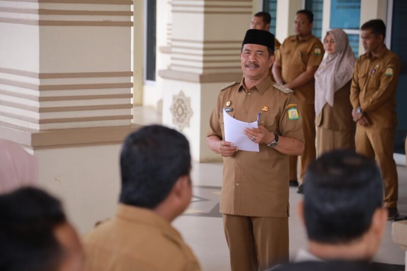 Wakil Bupati Aceh Besar Drs Syukri A Jalil, menyampaikan arahannya pada apel pagi di halaman Kantor Bupati Aceh Besar, Kota Jantho, Senin (1/9/2025). FOTO/ MC ACEH BESAR