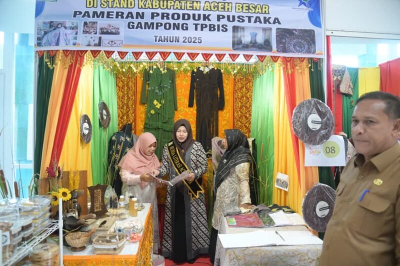 Bunda Literasi Aceh Besar Rita Mayasari mengunjungi Stand Pameran Dispusip Aceh Besar, di Dispusip Aceh, Lamnyong, Senin (01/08/2025). FOTO/MC ACEH BESAR
