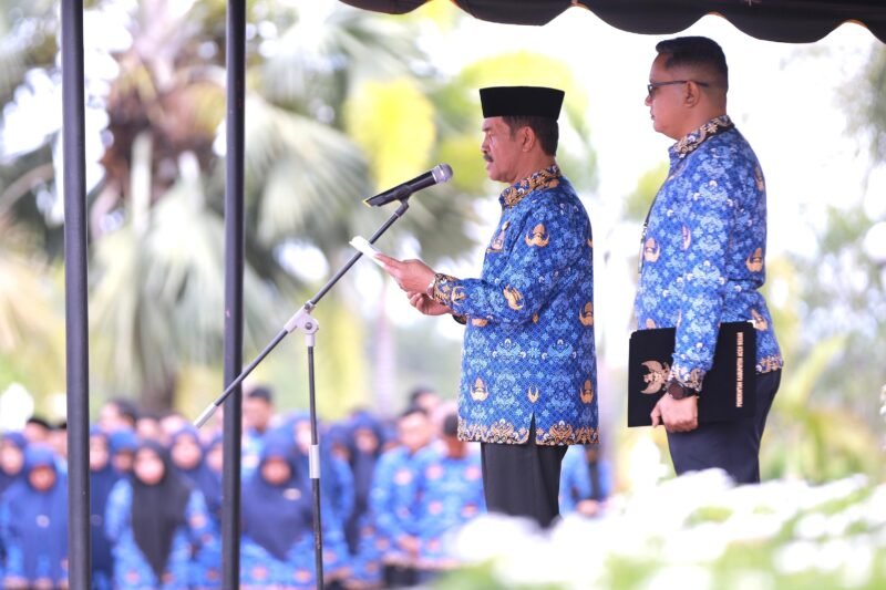 Wakil Bupati Aceh Besar Drs H Syukri bertindak selaku Inspektur Upacara Peringatan Hardikda ke-66 tahun 2025 di halaman Kantor Bupati Aceh Besar, Kota Jantho, Selasa (2/9/2025).FOTO/ PROKOPIM PEMKAB ACEH BESAR