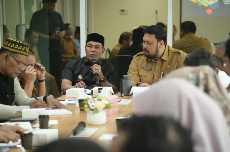 Bupati Aceh Besar H. Muharram Idris memimpin Rakor Rencana Tahap Pelaksanaan Pengadaan Tanah untuk Pembangunan SPAM Regional Kabupaten Aceh Besar—Kota Banda Aceh di Ruang Rapat Kadis Perkim Aceh, Gedung Utama Dinas Perkim Aceh, Selasa (2/9/2025). FOTO/MC ACEH BESAR