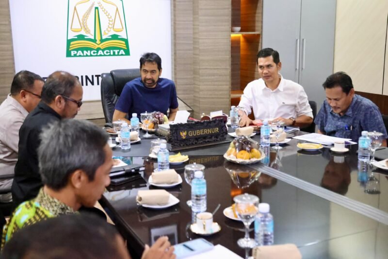 Gubernur Aceh Muzakir Manaf, didampingi Sekretaris Daerah Aceh, M. Nasir S.IP, MPA, memimpin High Level Meeting (HLM) Pengendalian Inflasi Aceh yang diikuti pihak terkait, di Ruang Rapat Pendopo Gubernur, Selasa, (02/9/2025). Foto : Dok. Biro Adpim Setda Aceh