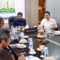 Gubernur Aceh Muzakir Manaf, didampingi Sekretaris Daerah Aceh, M. Nasir S.IP, MPA, memimpin High Level Meeting (HLM) Pengendalian Inflasi Aceh  yang diikuti pihak terkait, di Ruang Rapat Pendopo Gubernur, Selasa, (02/9/2025). Foto : Dok. Biro Adpim Setda Aceh