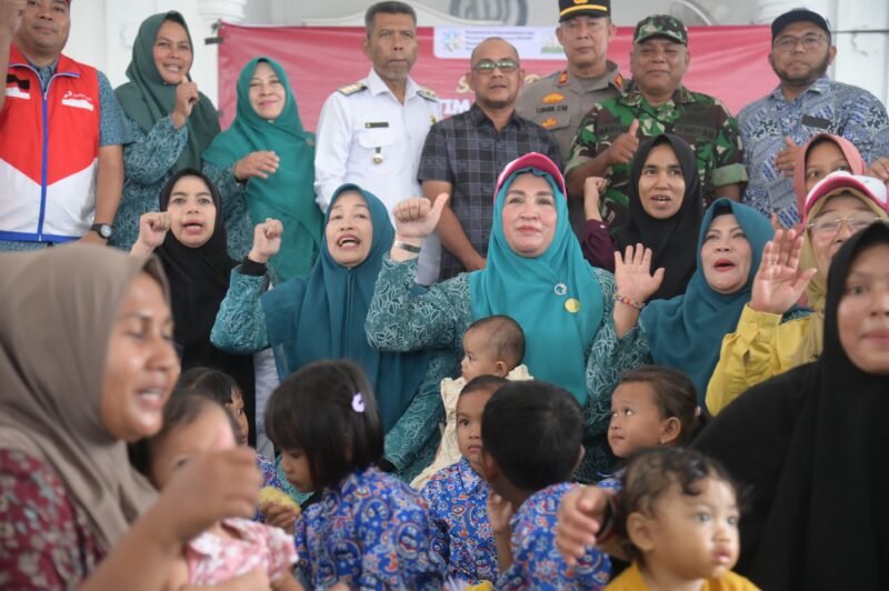 Ketua TP-PKK Aceh, Marlina Usman,  Pemberian makanan bergizi kepada Keluarga Berisiko Stunting (Batuta dan Ibu hamil) di Gampong Lambaro Neujid Kec. Peukan Bada Aceh Besar,
Rabu, (03/09/2025). Foto: Dok. Biro Adpim Setda Aceh