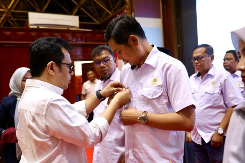 Sekretaris Daerah Aceh M Nasir , dilantik sebagai Ketua Pengurus Daerah Keluarga Alumni Universitas Gadjah Mada (Kagama) Aceh, di Anjong Mon Mata komplek Meuligoe Gubernur Aceh, Sabtu (6/9/2025). Foto : Dok. Biro Adpim Setda Aceh