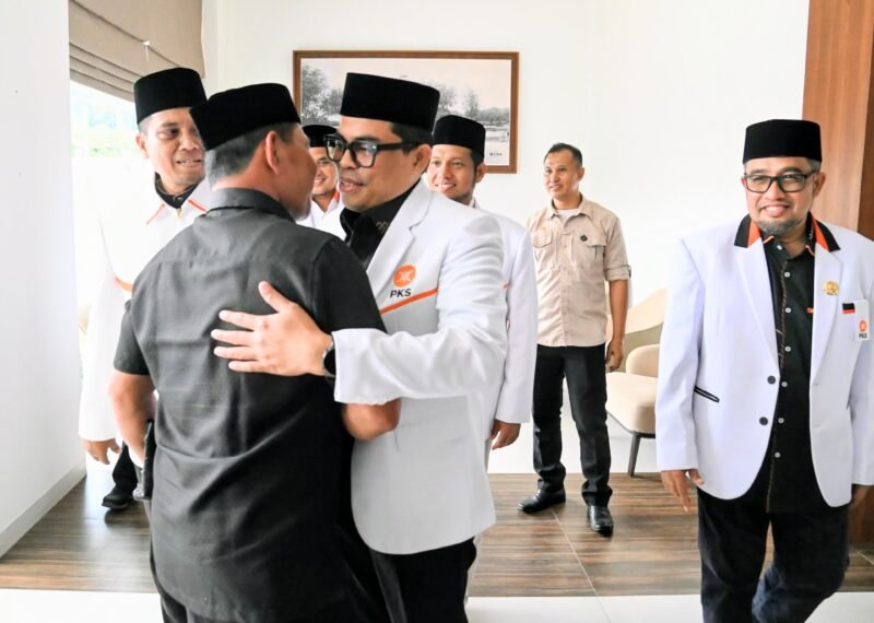 Bupati Aceh Besar, H Syech Muharram Idris disambut Ketua DPD PKS Aceh Besar Mursalin SHI saat tiba di acara Musda PKS ke VI Aceh Besar di Hotel Illona Boutique Hotel, Gampong Meunasah Manyang PA, Kecamatan Ingin Jaya, Aceh Besar, Sabtu (06/09/2025). FOTO/MC ACEH BESAR