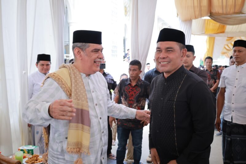 Bupati Aceh Besar H. Muharram Idris disambut pimpinan Dayah Ulee Titi Abu Athaillahdi Kompleks Dayah Ulee Titi, Kecamatan Ingin Jaya, Aceh Besar, Sabtu (06/09/2025).FOTO/MC ACEH BESAR