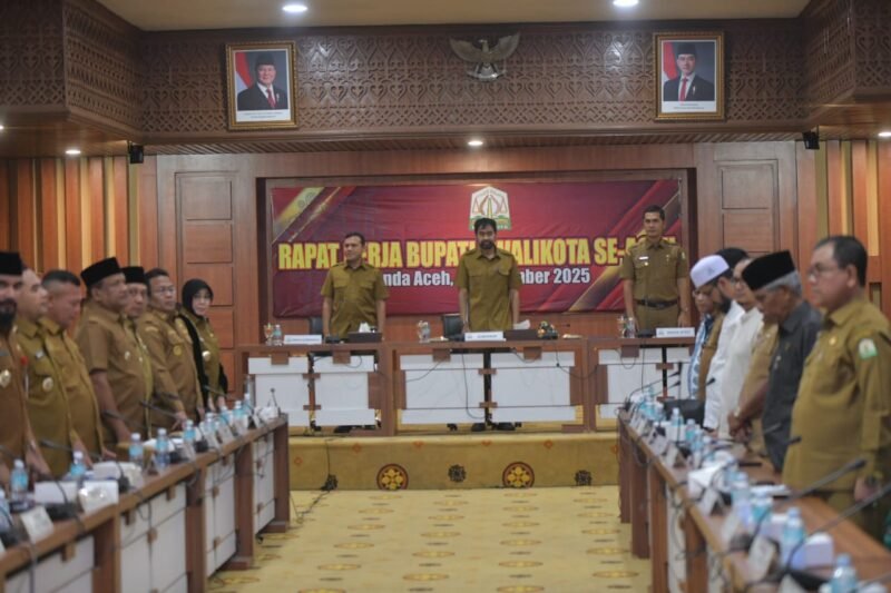 Gubernur Aceh, Muzakir Manaf didampingi Wakil Gubernur Aceh, Fadhlullah, SE, Sekda Aceh, M. Nasir Rapat Kerja Bupati/Walikota Se-Aceh di Gedung Serbaguna Setda Aceh, Senin, (08/09/2025). Foto: Dok. Biro Adpim Setda Aceh