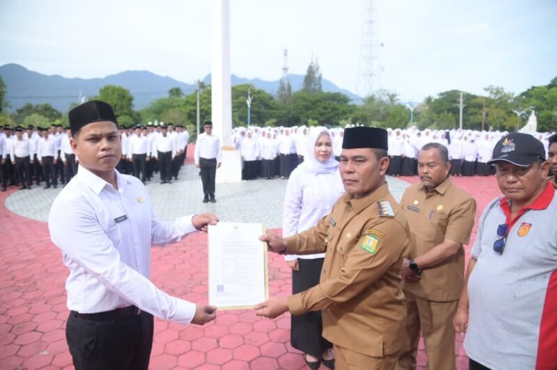 Bupati Aceh Besar Muharram Idris serahkan SK Pengangkatan secara simbolis kepada perwakilan PPPK di halaman Kantor Bupati Aceh Besar, Kota Jantho, Senin (08/09/2025). Foto : Dok. Humas Aceh Besar