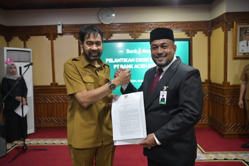 Gubernur Aceh, Muzakir Manaf melantik Fadhil Ilyas  sebagai Direktur Utama PT. Bank Aceh Syariah Periode 2025 sd 2029 di kantor gubernur Aceh, Senin, (08/09/2025). Foto: Dok. Biro Adpim Setda Aceh