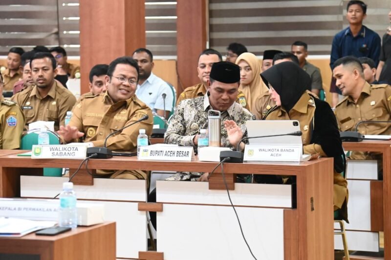 Bupati Aceh Besar, H Syech Muharram Idris menghadiri Rapat Kerja Bupati/Walikota se-Aceh di Gedung Serbaguna Kantor Gubernur Aceh, Banda Aceh, Senin (08/09/2025). Foto : Dok. Mc Humas Aceh Besar