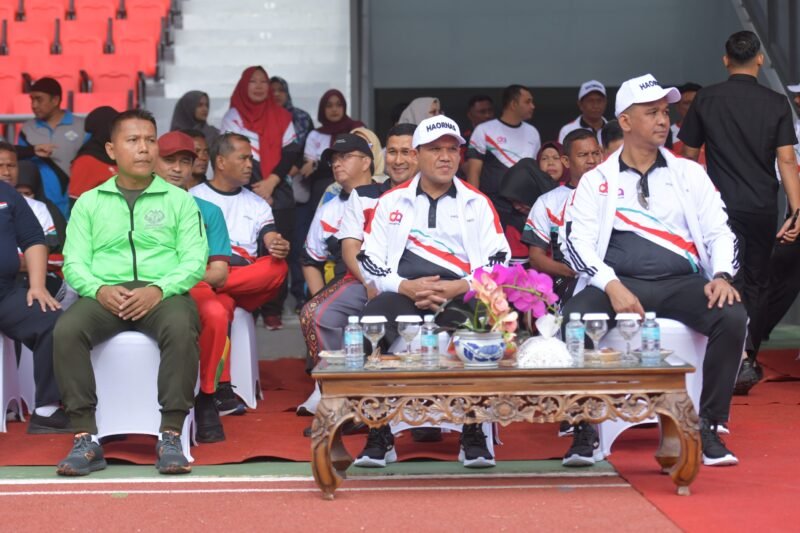 Wakil Gubernur Aceh, Fadhlullah, S.E., menjadi Inspektur Upacara peringatan Hari Olahraga Nasional (HAORNAS)XLII Tahun 2025 di Stadion Harapan Bangsa, Banda Aceh, (09/09/2025). Foto: Dok. Biro Adpim Setda Aceh