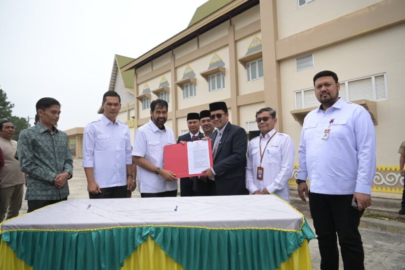 Gubernur Aceh, Muzakkir Manaf, menyerahkan rumah sakit Regional Aceh tengah kepada Bupati Aceh Tengah Haili Yoga di halaman Rumah Sakit Regional Aceh Tengah, 9/9/2025. Turut Didampingi Sekda Aceh, M. Nasir, kadis Perkim T. Aznal dan Wakil Bupati Aceh Tengah. Foto : Dok. Biro Adpim Setda Aceh