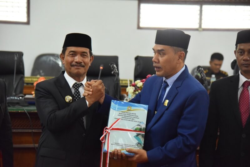 Wakil Bupati Aceh Besar Drs. H. Syukri A Jalil menyerahkan Dokumen Raqan RPJMD kepada Ketua DPRK di Gedung Paripurna Kota Jantho, Selasa (9/9/2025). Foto : Dok. Mc Humas Aceh Besar
