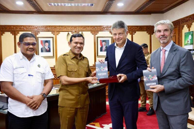 Wakil Gubernur Aceh, Fadhlullah, S.E.,    menerima kunjungan Duta Besar Uni Eropa H.E. Denis Chaibi dan rombongan di Rang Kerja Kantor Wakil Gubernur Aceh, Selasa (9/9/2025). Foto: Dok. Biro Adpim Setda Aceh