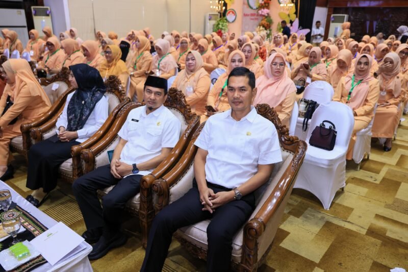 Sekretaris Daerah Aceh, M. Nasir, S.IP, MPA, memberi sambutan sekaligus membuka secara resmi Rapat Kerja Dharma Wanita Persatuan (DWP) Aceh Tahun 2025 yang digelar di Anjong Mon Mata, Banda Aceh, Rabu (10/9/2025). Foto : Dok. Biro Adpim Setda Aceh