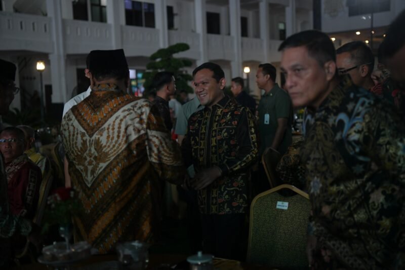 Wakil Gubernur Aceh, Fadhlullah, S.E, menghadiri acara lepas-sambut pangdam iskandar muda dan ketua persit chandra kirana daerah Iskandar muda di lapangan sanggamara makodam IM, Banda Aceh, (10/09/2025). Foto: Dok. Biro Adpim Setda Aceh