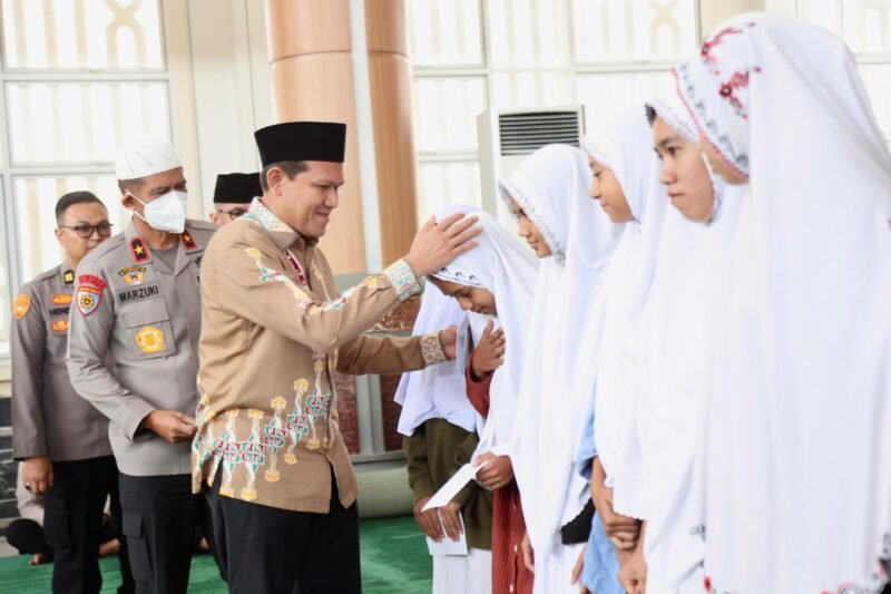 Wakil Gubernur Aceh Fadhlullah, S.E.,  menghadiri Doa Bersama untuk keselamatan negeri sekaligus memperingati Maulid Nabi Muhammad SAW 1447 H/2025 di Masjid Babuttaqwa Polda Aceh, Kamis (11/9/2025). Foto: Dok. Biro Adpim Setda Aceh