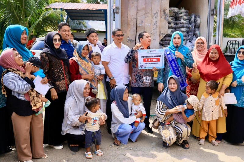 Ketua Forum Peningkatan Konsumsi Ikan Aceh, Marlina Muzakir, menyerahkan 5,4 ton ikan segar kepada Wali Kota Lhokseumawe Sayuti Abubakar untuk disalurkan kepada 866 warga, di halaman Kantor Dinas Kelautan, Perikanan, Pertanian dan Pangan Kota Lhokseumawe, Kamis, (11/9/2025). Foto : Dok. Biro Adpim Setda Aceh