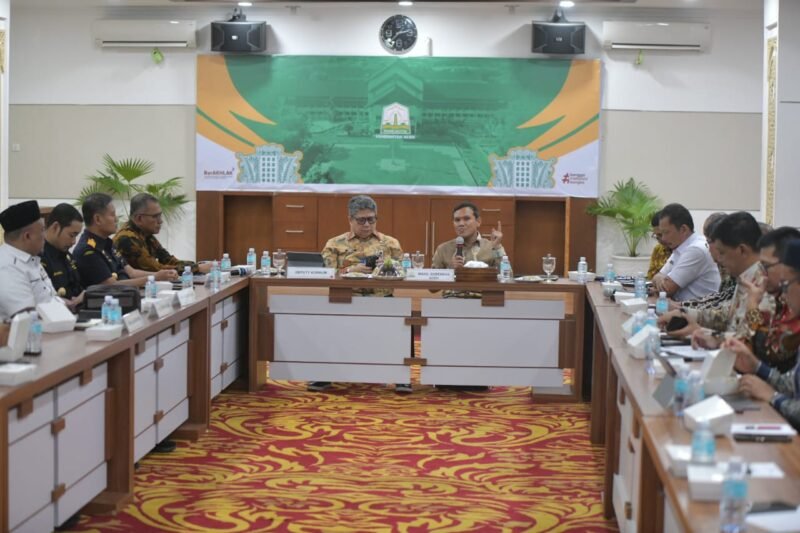 Wakil Gubernur Aceh, Fadhlullah.SE Rapat Sinkronisasi dan Koordinasi Tugas Fungsi Kemenko Kumham Imipas Provinsi Aceh serta rapat terkait dukungan pembukaan pelayanan langsung Aceh-Penang (Malaysia) diruang Potensi Daerah Kantor Gubernur Aceh, Kamis, 11/09/2025 (Foto:Dok.Biro Adpim Setda Aceh) 