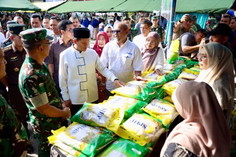 Wakil Gubernur Aceh, Fadhlullah, S.E., bersama Pangdam IM Mayjen TNI Joko Hadi Susilo meninjau pelaksanaan kegiatan Bakti Teritorial PRIMA berupa gerakan pangan murah, bakti sosial donor darah, dan akupunktur dalam rangka memperingati HUT ke-80 TNI Tahun 2025, di Halaman Masjid Baitussalihin, Ule Kareng, Banda Aceh, (12/9/2025). Foto: Dok. Biro Adpim Setda Aceh