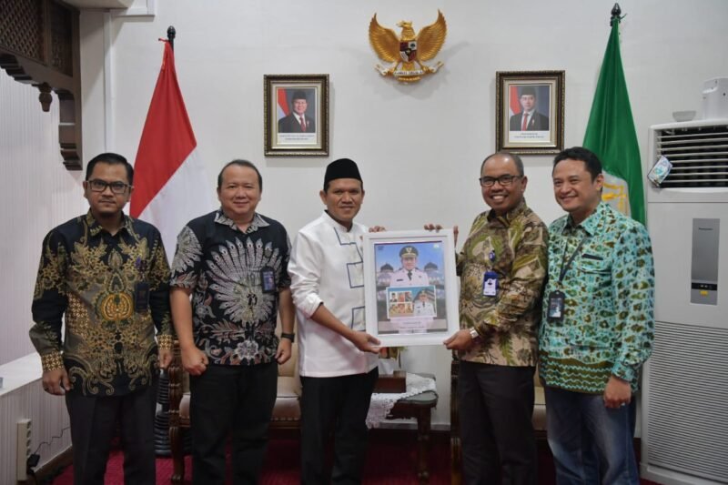Wakil Gubernur Aceh, Fadhlullah, didampingi Kepala Biro Adpim Setda Aceh, Akkar Arafat menerima kunjungan silaturahmi Direktur Bisnis Jasa Keuangan PT POS, Haris, di rumah dinasnya, Jumat, (12/9/2025). Foto : Dok. Biro Adpim Setda Aceh
