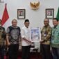 Wakil Gubernur Aceh, Fadhlullah, didampingi Kepala Biro Adpim Setda Aceh, Akkar Arafat menerima kunjungan silaturahmi Direktur Bisnis Jasa Keuangan PT POS, Haris, di rumah dinasnya, Jumat, (12/9/2025). Foto : Dok. Biro Adpim Setda Aceh