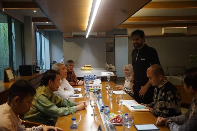 Gubernur Aceh Muzakir Manaf menyaksikan penandatanganan kerjasama PT Prima Copper Industri (PCI)  dengan BUMN Tiongkok (MCC15) guna membangun fasilitas tambang dan smelter di Aceh, di Kantor PT PCI, Tangerang, Banten, Jumat, 12 September 2025 (Foto:Dok.Biro Adpim Setda Aceh) 