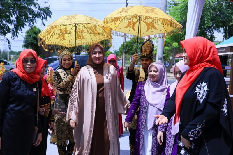Ketua Dewan Kerajinan Nasional Daerah (Dekranasda) Aceh, Marlina Muzakir atau akrab disapa Kak Ana, didampingi istri Bupati Aceh Timur yang juga Ketua Dekranasda setempat, Lismawani Hasbi, melihat langsung ragam produk kerajinan tangan yang dipajang dalam showroom Dekransda Aceh Timur di Idi Rayeuk, pada Minggu, (14/9/2025). Foto : Dok. Biro Adpim Setda Aceh