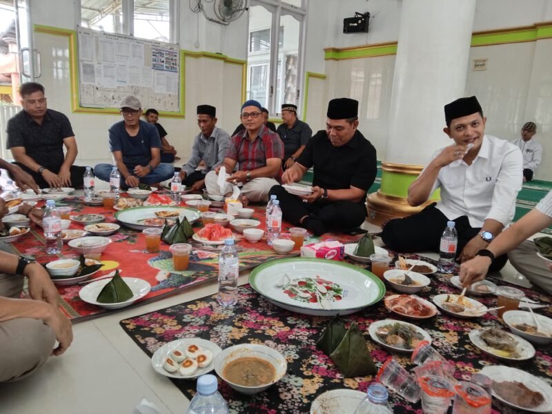 Kehadiran Bupati Aceh Besar H. Muharram Idris (Syech Muharran) bersama rombongan pada peringatan Maulid Nabi Besar Muhamnad SAW di Dusun Aron, Gampong Gue Gajah, Kecamatan Darul Imarah Aceh Besar, Minggu,(14/09/2025).FOTO/MC ACEH BESAR