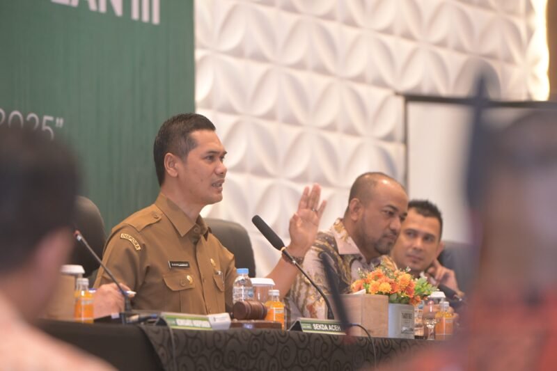 Sekretaris Daerah Aceh, M. Nasir, membuka rapat kerja PT Bank Aceh Syariah Triwulan III Tahun 2025 di Hotel Ayani Peunayong Banda Aceh, 15/9/2025 (Foto:Dok.Biro Adpim Seyda Aceh) 