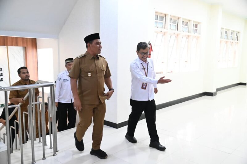 Bupati Aceh Besar, H Syech Muharram Idris disambut Plt Kepala Perwakilan BPKP Provinsi Aceh, Nanang Agus Sutrisno saat berkunjung di Kantor Perwakilan BPKP Provinsi Aceh, Banda Aceh, Senin (25/09/2025). FOTO/MC ACEH BESAR
