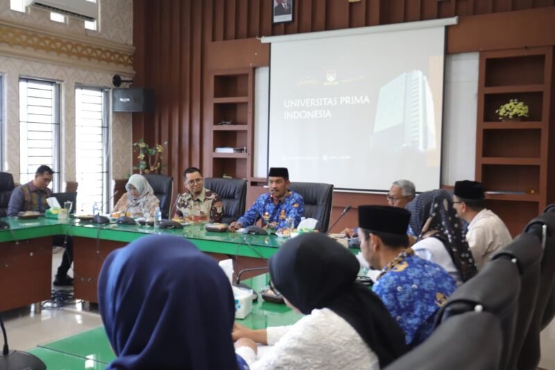 Wakil Bupati Aceh Besar Drs H Syukri foto bersama rombongan Universitas Prima Indonesia, di ruang rapat Kantor Bupati Aceh Besar, Rabu (17/9/2025). FOTO/ PROKOPIM PEMKAB ACEH BESAR