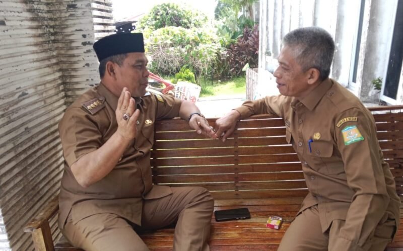 Bupati Aceh Besar, H. Muharram Idris (Syech Muharram) berbincang dengan Kepala DLH Aceh Besar H Muwardi SH, di Gedung Dekranasda, Gampong Gani, Kecamatan Ingin Jaya, pada Selasa (16/9/2025).FOTO/ MC ACEH BESAR