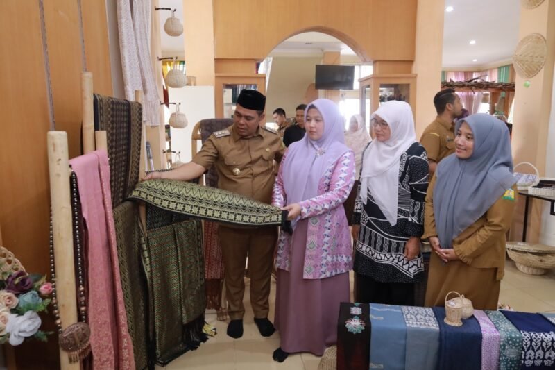 Bupati Aceh Besar H Muharram Idris didampingi Hj. Rita Mayasari Ketua Dekranasda Aceh Besar dan Nurbaiti Ketua DWP Aceh Besar, rumah produksi UMKM di komplek Dekranasda Aceh Besar, gampong Gani, kecamatan Ingin Jaya, Aceh Besar, Selasa (16/09/2025).FOTO/ PROKOPIM PEMKAB ACEH BESAR