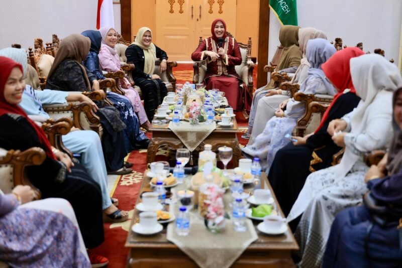 Istri Gubernur Aceh, Marlina Muzakir, menggelar pertemuan dengan seluruh istri mantan panglima wilayah GAM dari seluruh Aceh, di Meuligoe Gubernur Aceh, Rabu, (17/9/2025). Foto : Dok. Biro Adpim Setda Aceh