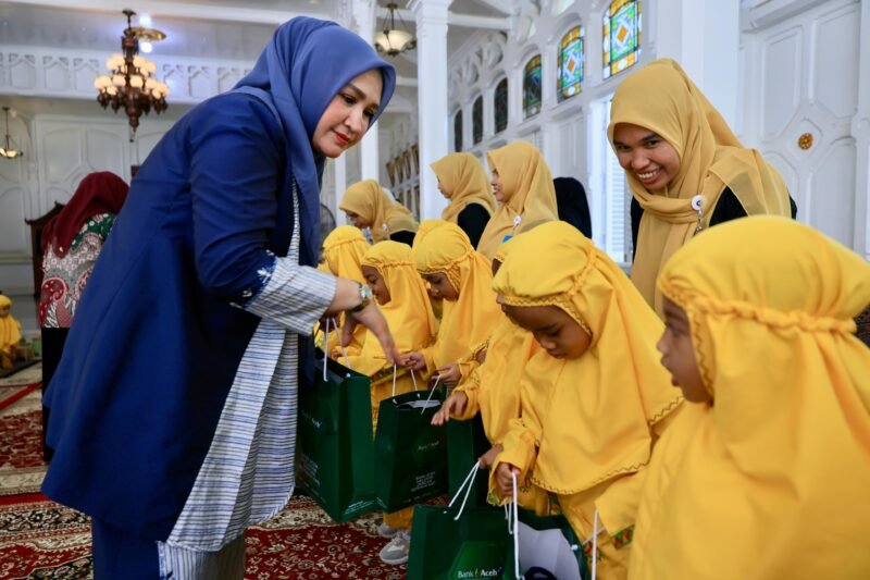 Bunda PAUD Aceh, Marlina Muzakir, didampingi Ketua Pokja Bunda PAUD Aceh, Mukarramah Fadhlullah, serta Wakil Ketua Pokja Bunda PAUD Aceh, Malahayati M. Nasir, menyambut anak-anak PAUD di Pendopo Gubernur Aceh, Banda Aceh, Kamis (18/9/2025). Foto : Dok. Biro Adpim Setda Aceh