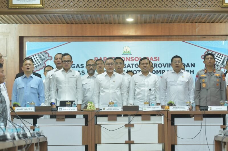 Wakil Gubernur Aceh, H. Fadhlullah, SE., mendampingi Menko Pangan Zulkifli Hasan pada rapat koordinasi Satgas Nasional, Satgas Provinsi, dan Satgas Kabupaten/Kota Koperasi Desa Merah Putih (KDMP) se-Aceh di Gedung Serbaguna Setda Aceh, Kamis 18/9/2025 (Foto:Dok.Biro Adpim Setda Aceh) 